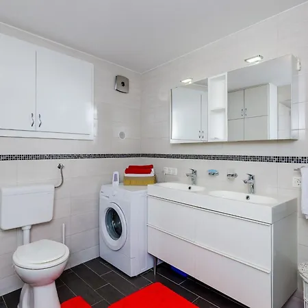 Holiday Avantgarde - Two Bedroom Holiday With Terrace And Sea View *